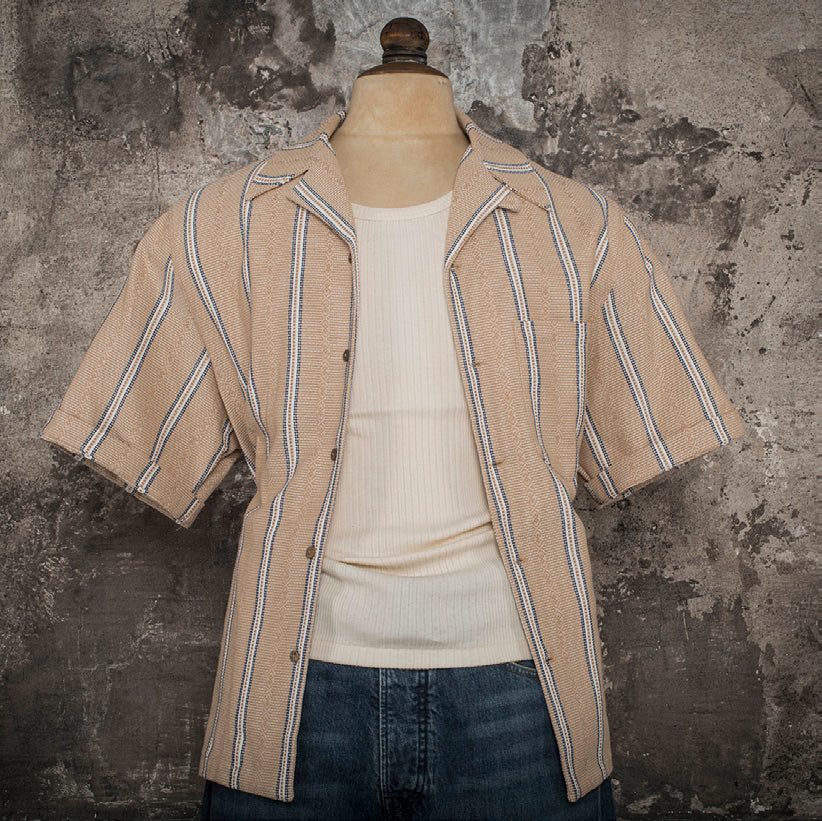 „AZTEQUE SAND“ – Retro Kurzarmhemd im Jacquard-Stil